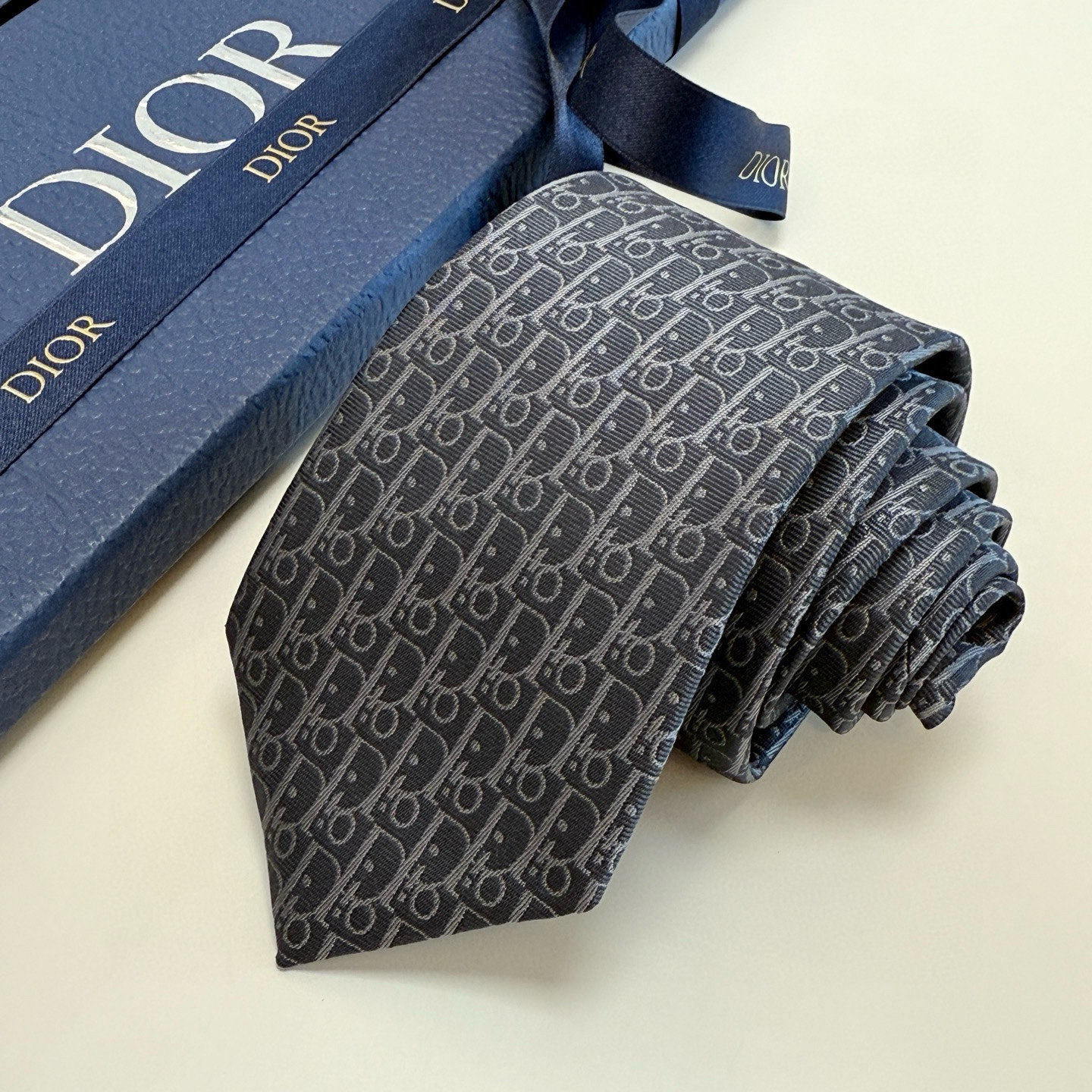 Dior風 ネクタイ ハイブランド調 結婚式 ホスト 衣装 高級シルク調 光沢 グレー - 画像 4