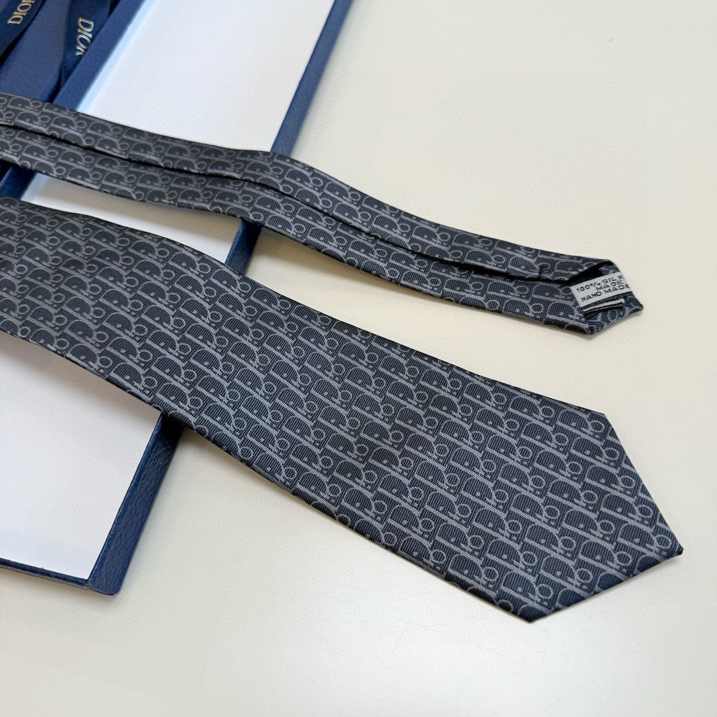 Dior風 ネクタイ ハイブランド調 結婚式 ホスト 衣装 高級シルク調 光沢 グレー - 画像 5