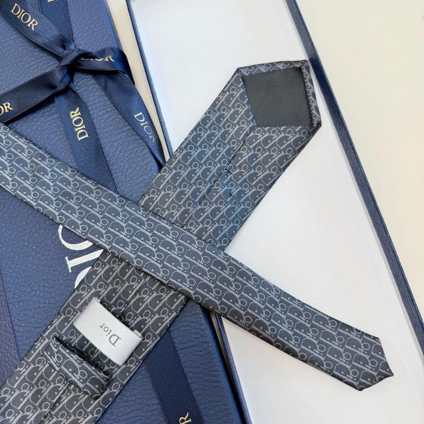 Dior風 ネクタイ ハイブランド調 結婚式 ホスト 衣装 高級シルク調 光沢 グレー - 画像 6