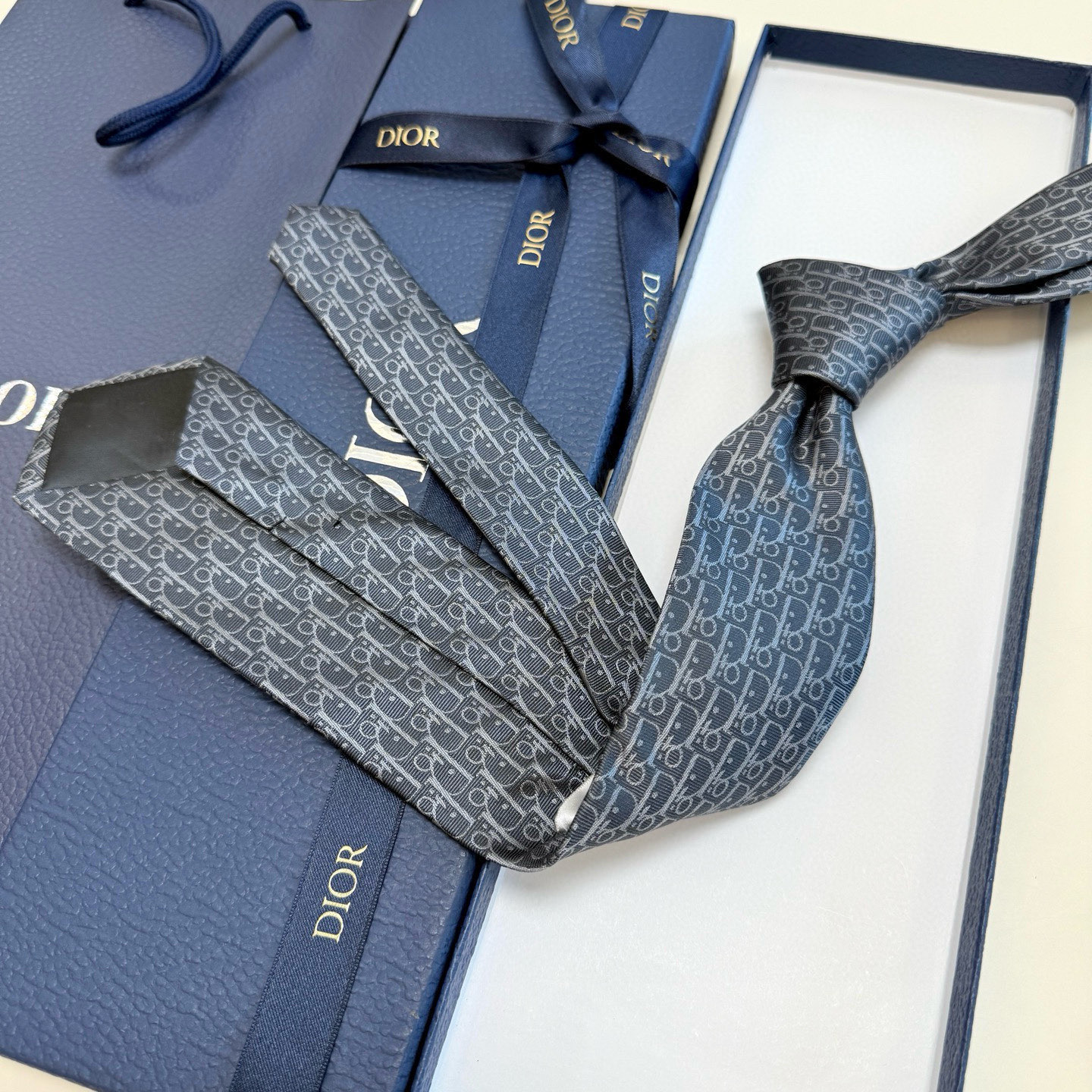 Dior風 ネクタイ ハイブランド調 結婚式 ホスト 衣装 高級シルク調 光沢 グレー - 画像 8