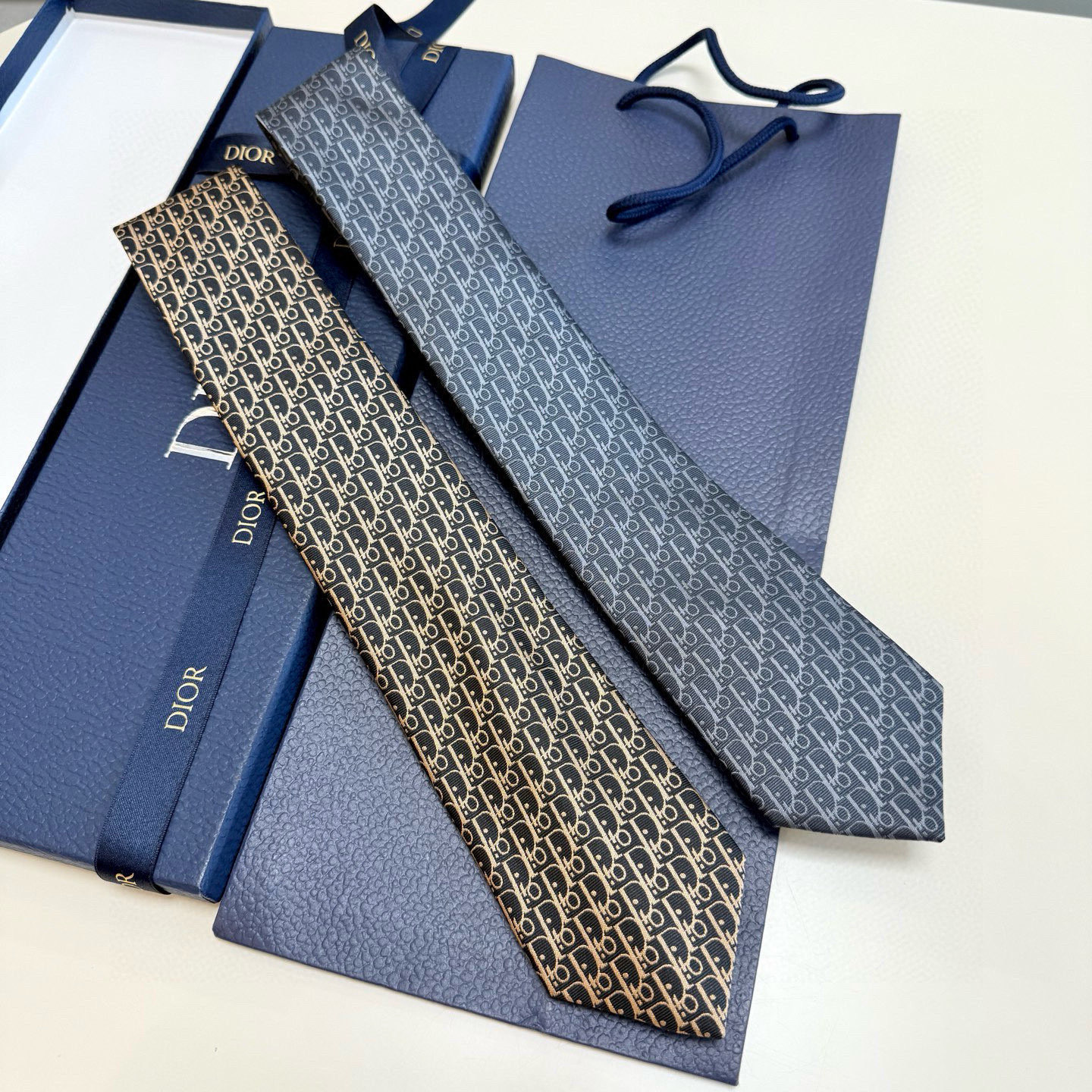 スカーフ柄 チェーン ネクタイ ハイブランド調 ラグジュアリー 派手 ホスト ゴールド ブルー - 画像 2