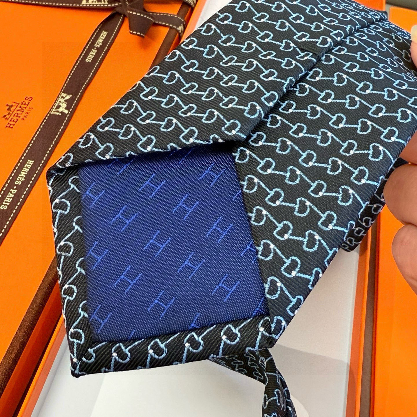 H柄 ネクタイ ハイブランド調 結婚式 ホスト 衣装 高級シルク調 光沢 ネイビー - 画像 2