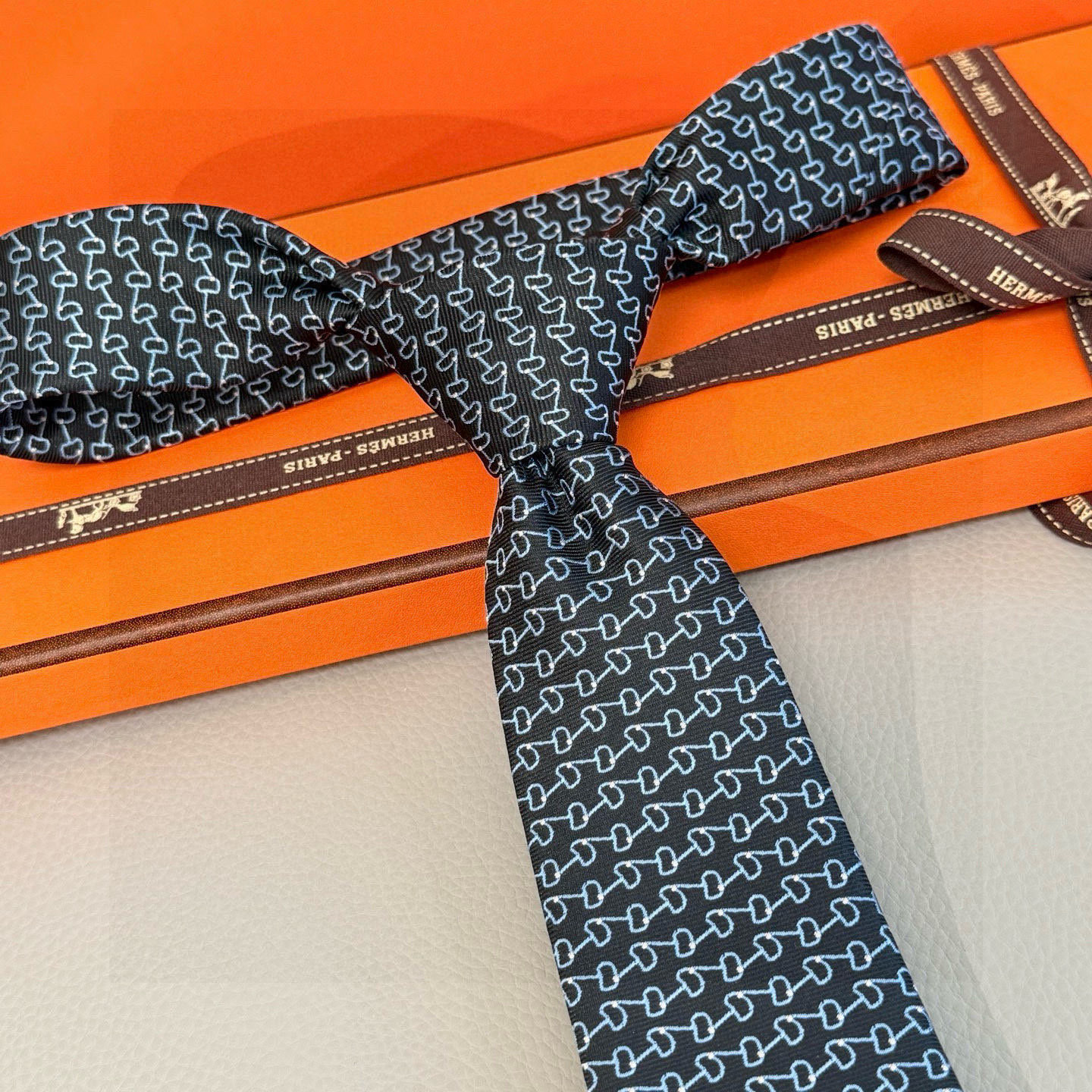 H柄 ネクタイ ハイブランド調 結婚式 ホスト 衣装 高級シルク調 光沢 ネイビー - 画像 3