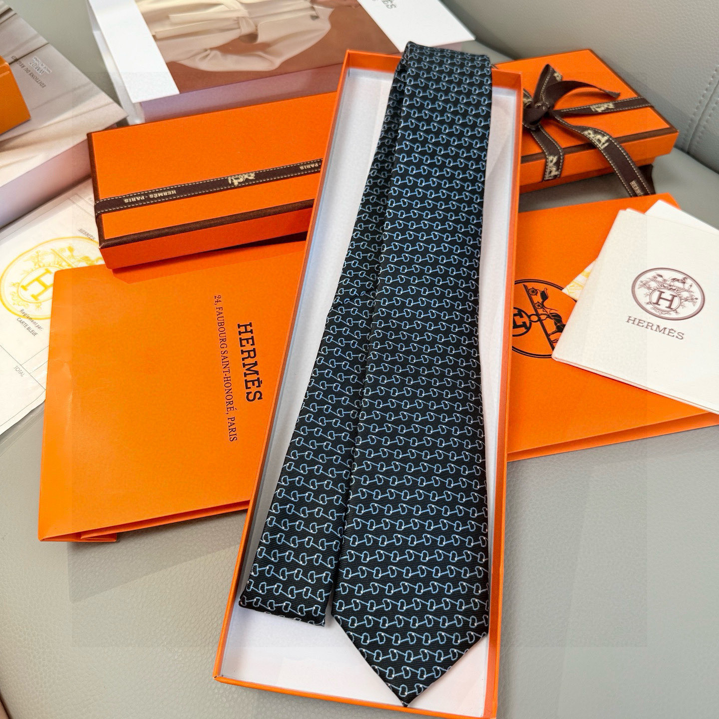 H柄 ネクタイ ハイブランド調 結婚式 ホスト 衣装 高級シルク調 光沢 ネイビー - 画像 6