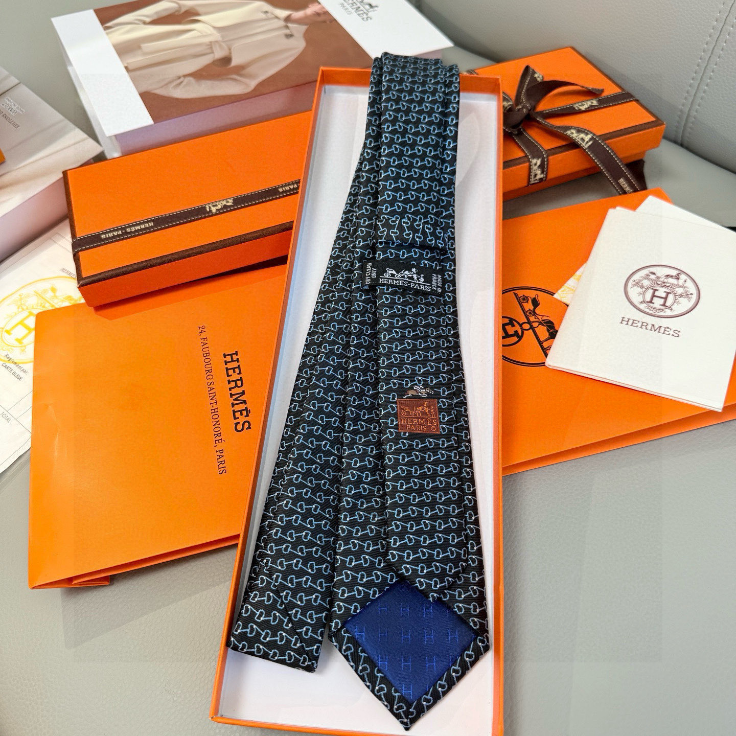 H柄 ネクタイ ハイブランド調 結婚式 ホスト 衣装 高級シルク調 光沢 ネイビー - 画像 7