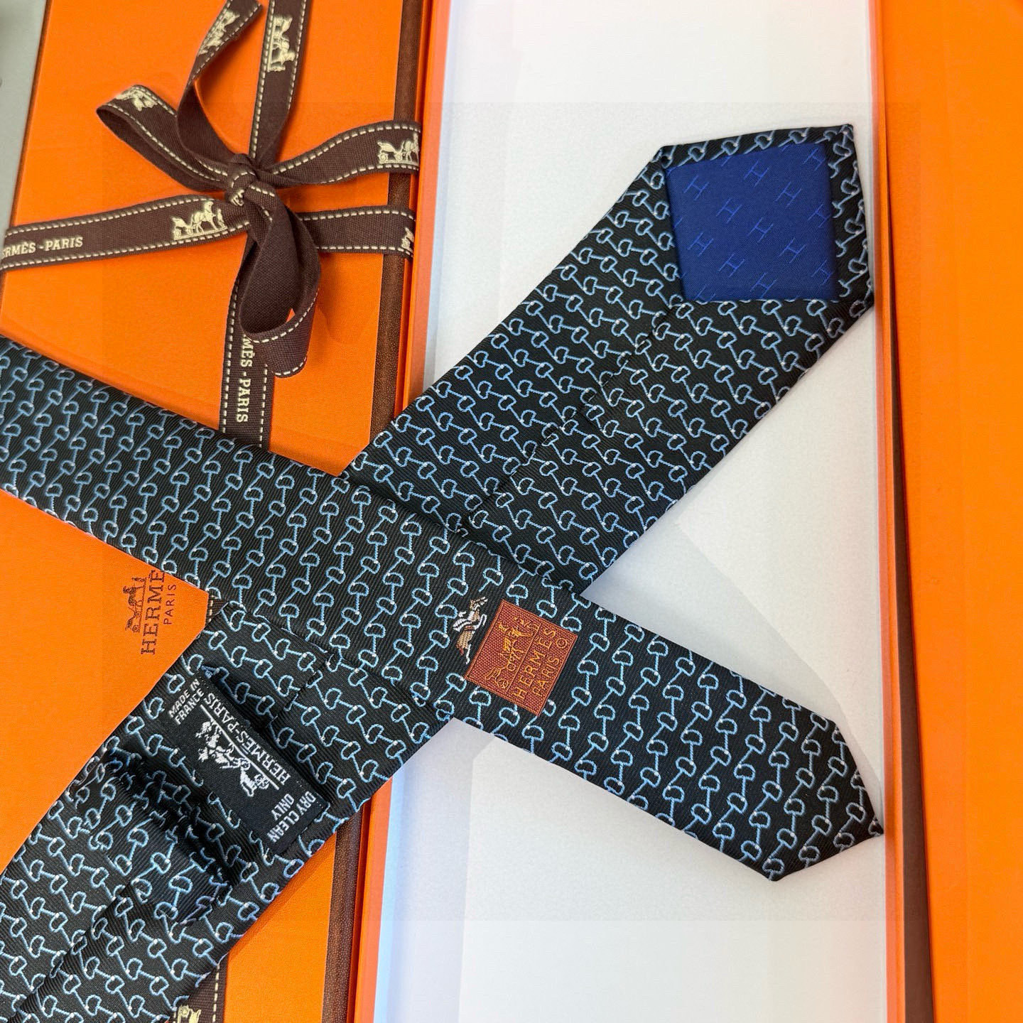 H柄 ネクタイ ハイブランド調 結婚式 ホスト 衣装 高級シルク調 光沢 ネイビー - 画像 9