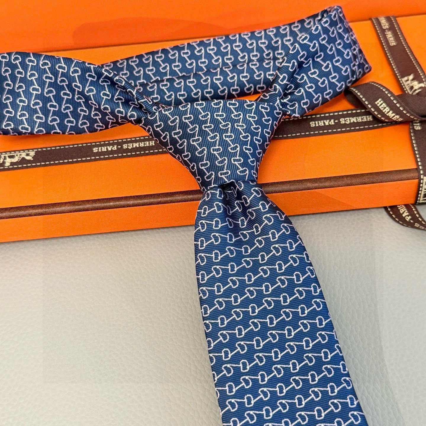 馬蹄輪郭柄 ネクタイ ヘリテージ調 結婚式 ホスト 衣装 高級シルク調 光沢 ネイビー - 画像 2