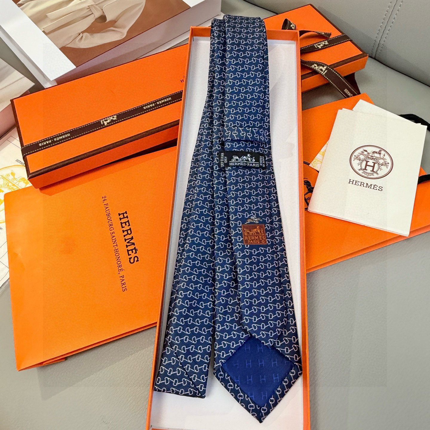 馬蹄輪郭柄 ネクタイ ヘリテージ調 結婚式 ホスト 衣装 高級シルク調 光沢 ネイビー - 画像 5