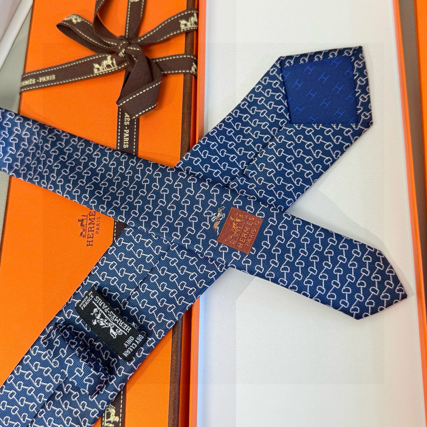 馬蹄輪郭柄 ネクタイ ヘリテージ調 結婚式 ホスト 衣装 高級シルク調 光沢 ネイビー - 画像 6