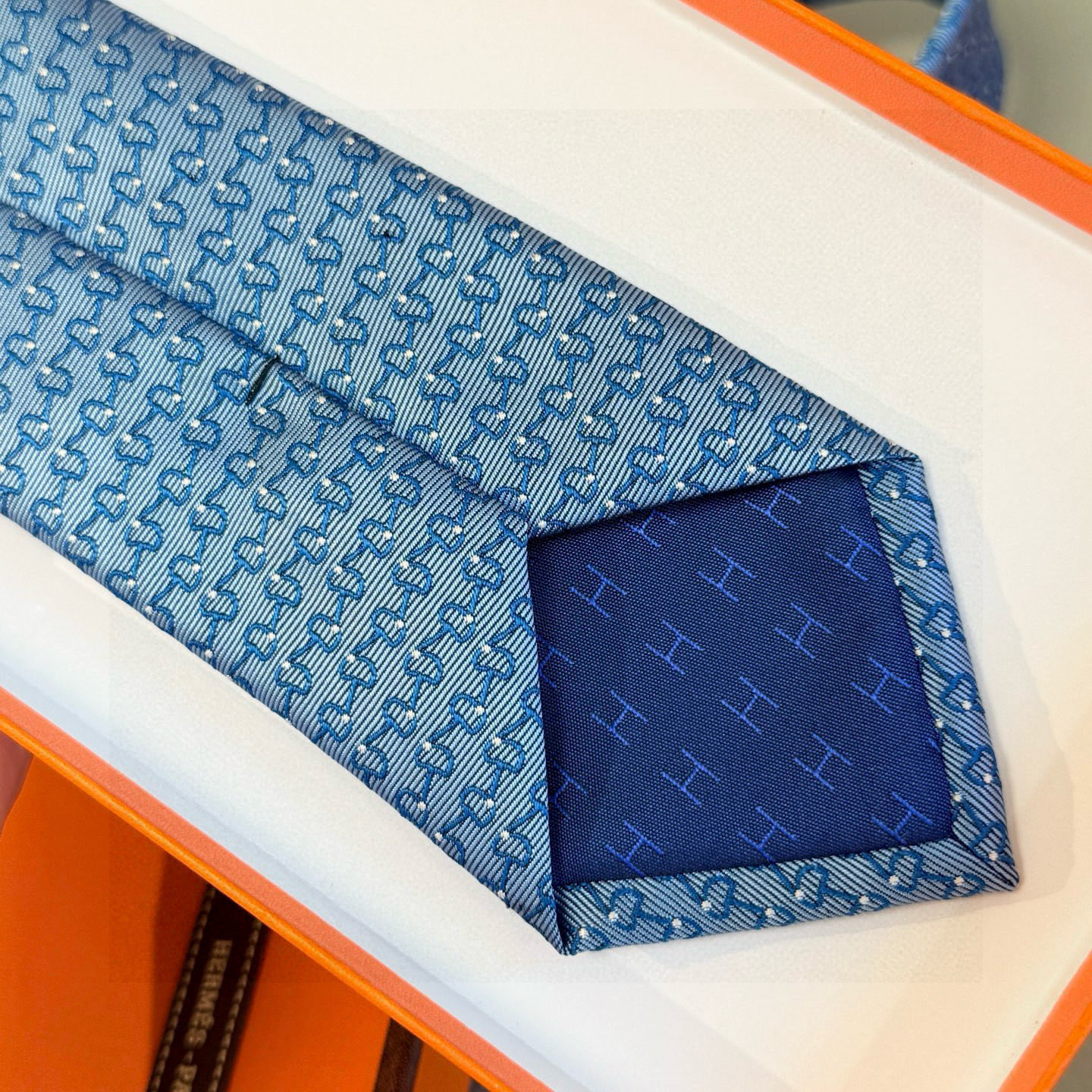 Hネックリボン ネクタイ ハイブランド調 結婚式 ホスト 衣装 高級シルク調 光沢 水色 - 画像 2