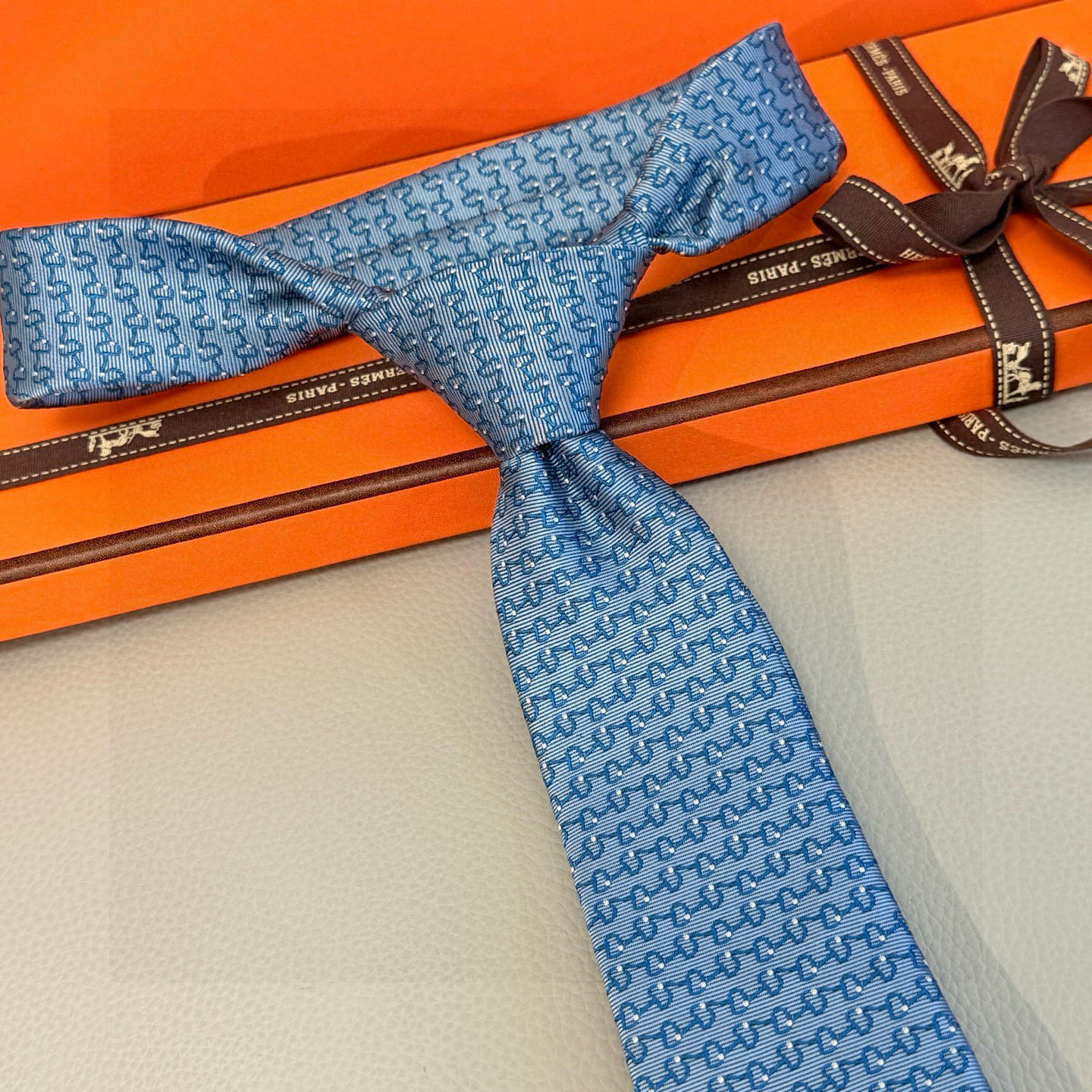 Hネックリボン ネクタイ ハイブランド調 結婚式 ホスト 衣装 高級シルク調 光沢 水色 - 画像 3