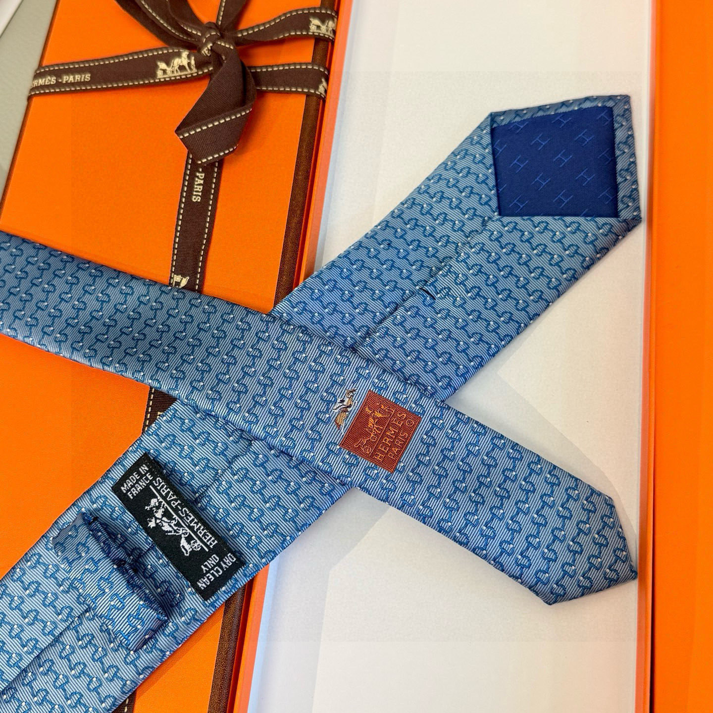 Hネックリボン ネクタイ ハイブランド調 結婚式 ホスト 衣装 高級シルク調 光沢 水色 - 画像 9