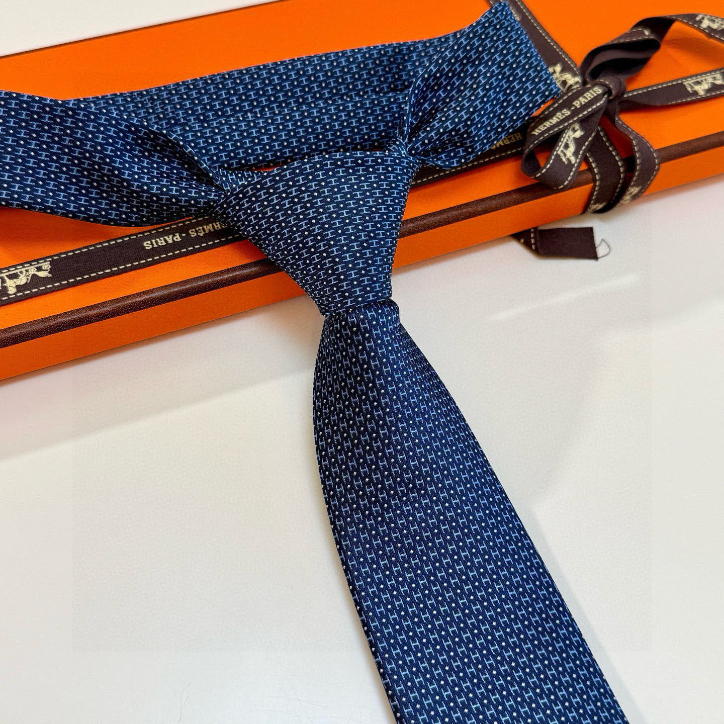 H織り ネクタイ ハイブランド調 結婚式 ホスト 衣装 高級シルク調 光沢 ネイビー - 画像 2