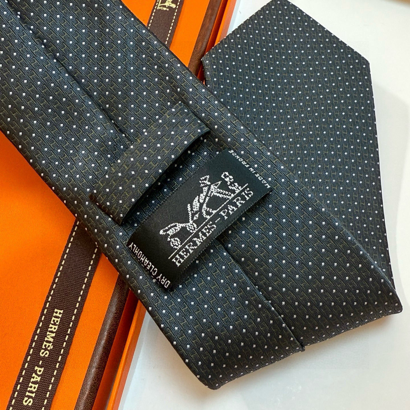 H織り ネクタイ ハイブランド調 結婚式 ホスト 衣装 高級シルク調 光沢 ネイビー - 画像 2