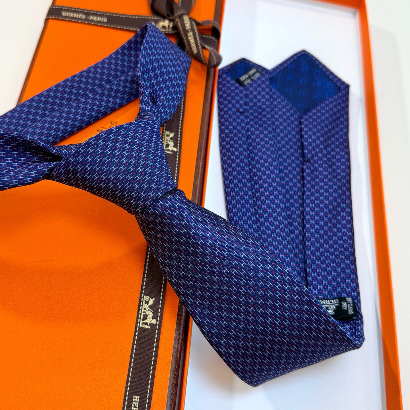 H織り ネクタイ ハイブランド調 結婚式 ホスト 衣装 高級シルク調 光沢 ネイビー - 画像 2
