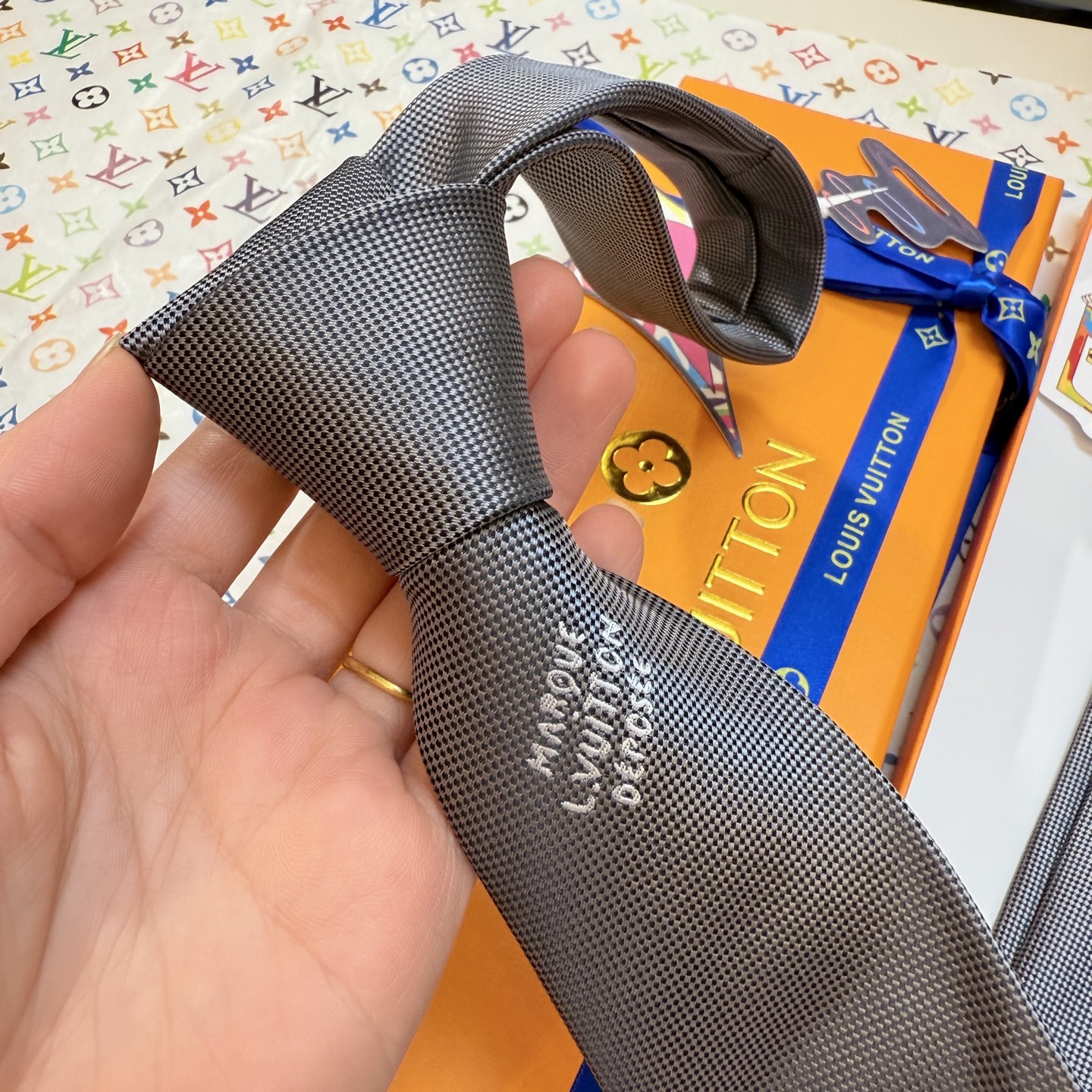 ダミエ柄 ネクタイ ルイ・ヴィトン調 プレゼント ホスト 衣装 高級シルク調 光沢 水色 - 画像 2