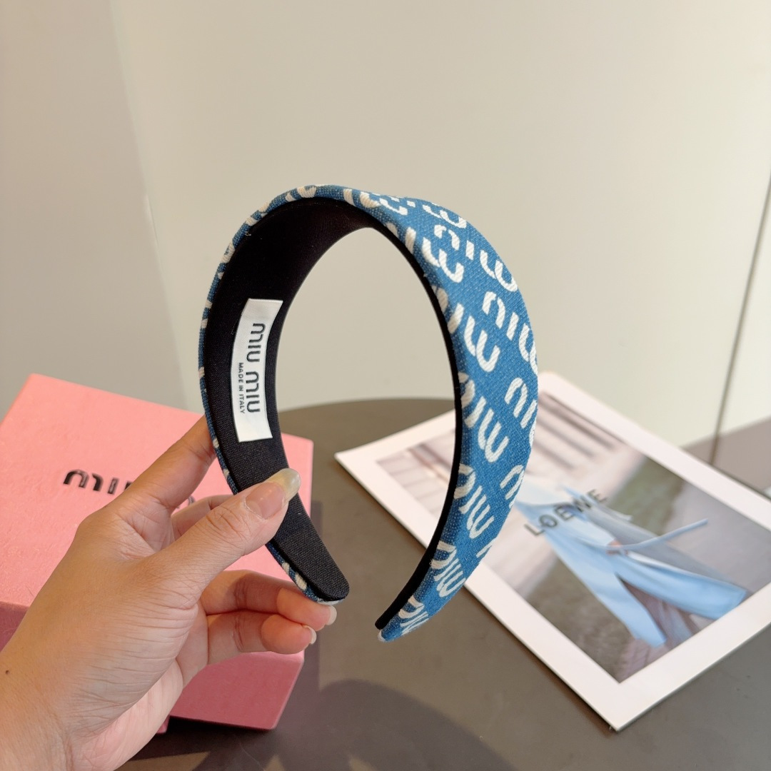 MIU MIU ミウミウ ヘアバンド ロゴプリント 軽量 ブルー - 画像 2