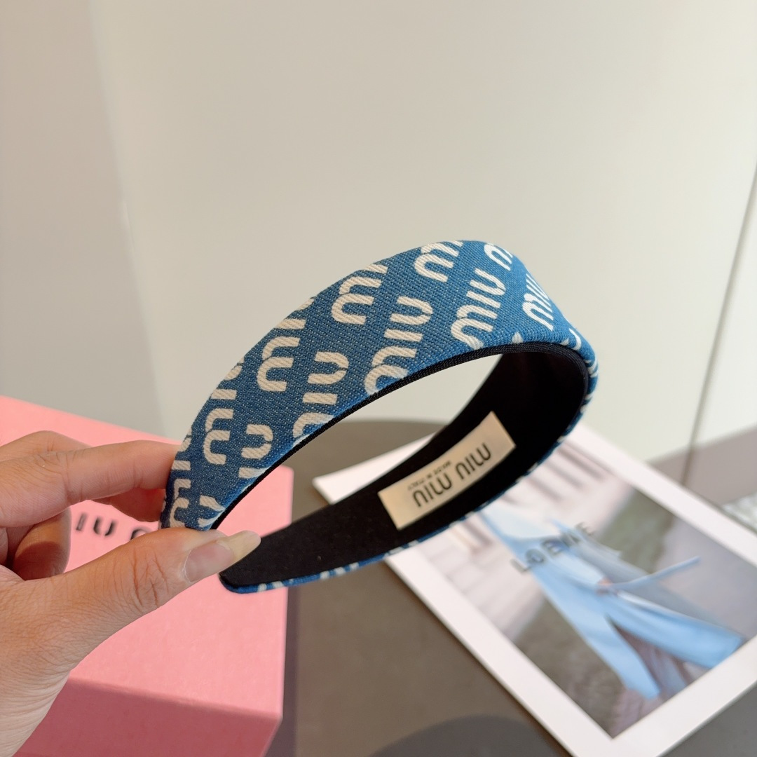 MIU MIU ミウミウ ヘアバンド ロゴプリント 軽量 ブルー - 画像 3