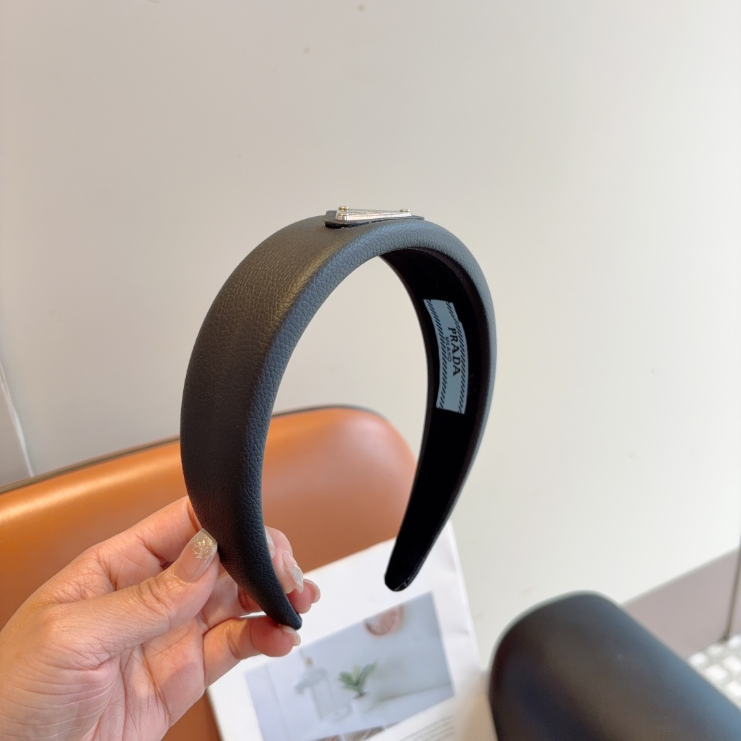 PRADA プラダ ヘッドバンド 本革 三角ロゴ ブラック ホワイト 全2色