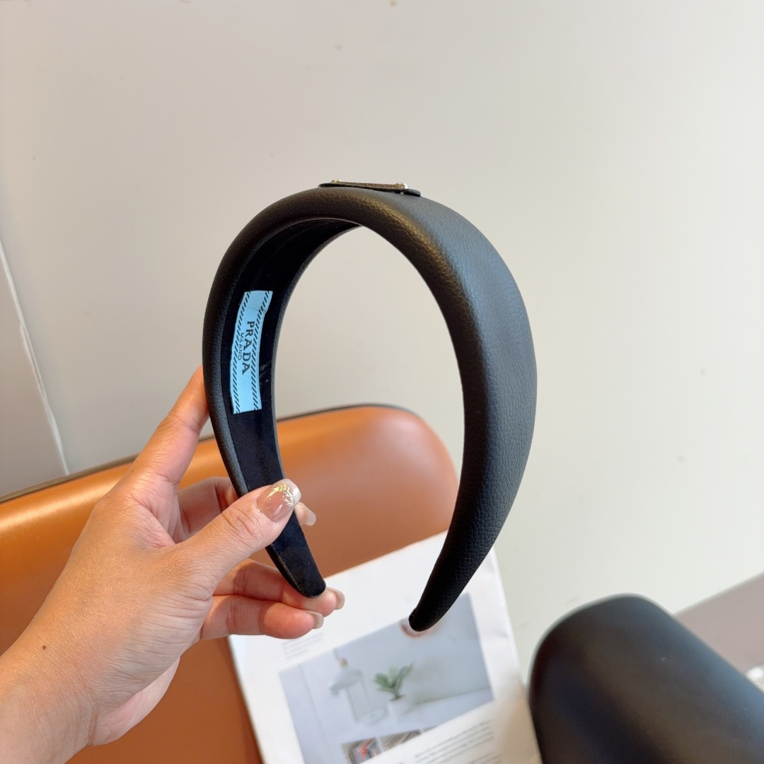 PRADA プラダ ヘッドバンド 本革 三角ロゴ ブラック ホワイト 全2色 - 画像 2