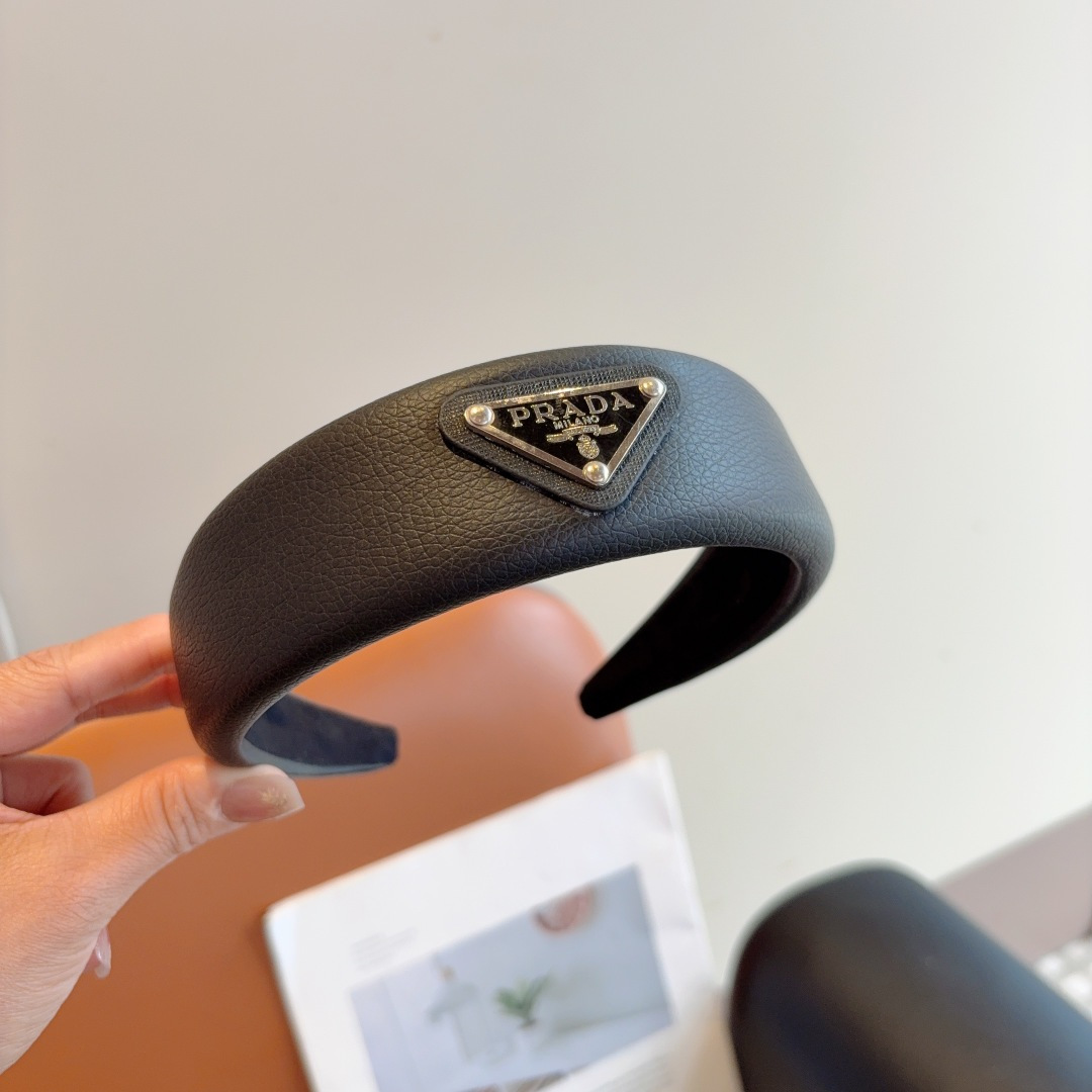 PRADA プラダ ヘッドバンド 本革 三角ロゴ ブラック ホワイト 全2色 - 画像 3