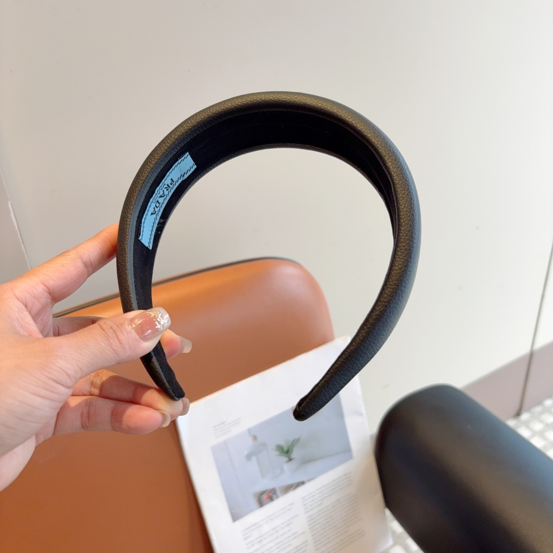 PRADA プラダ ヘッドバンド 本革 三角ロゴ ブラック ホワイト 全2色 - 画像 4