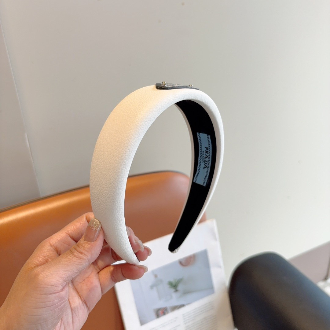 PRADA プラダ ヘッドバンド 本革 ファッション ブランド ブラック ホワイト 全2色