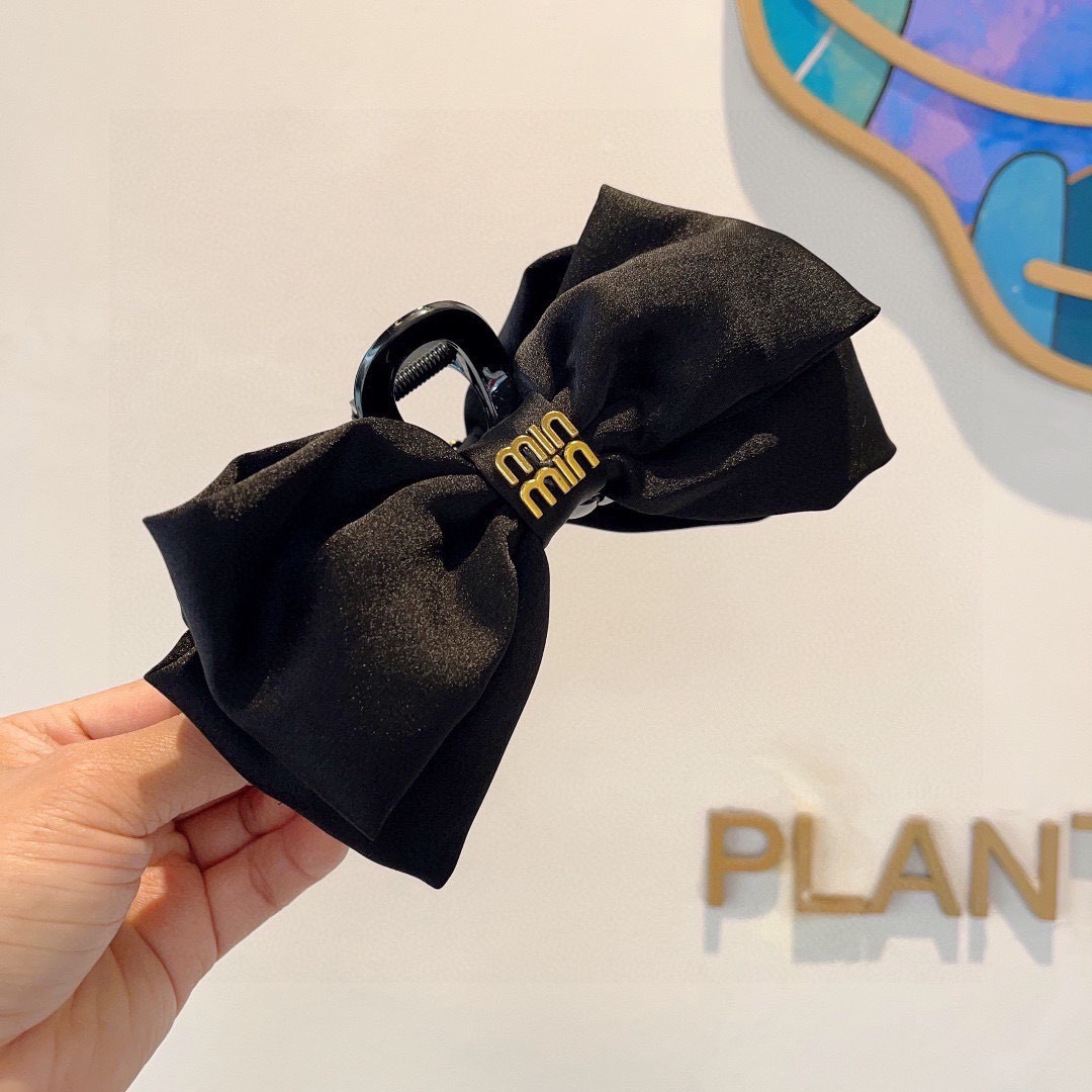 MIU MIU ミウミウ ヘアクリップ フラットヘアアクセサリー デザイン性高 ブラック - 画像 2