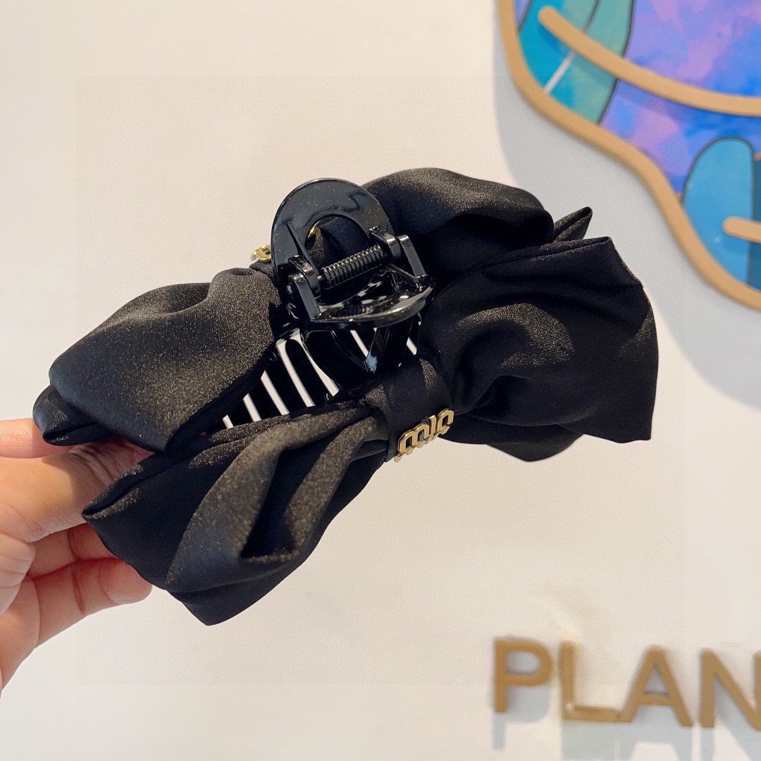 MIU MIU ミウミウ ヘアクリップ フラットヘアアクセサリー デザイン性高 ブラック - 画像 4