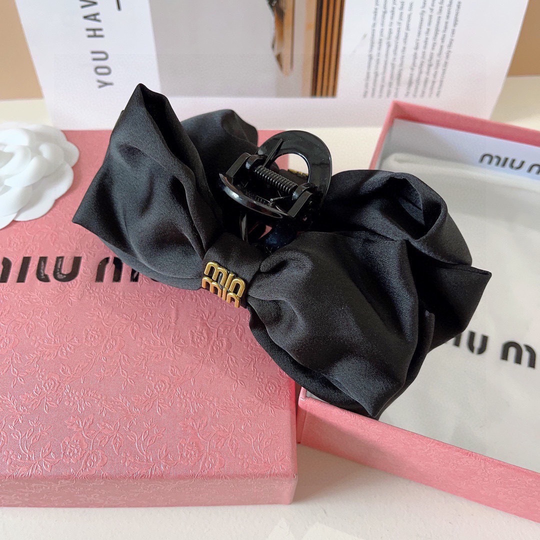 MIU MIU ミウミウ ヘアクリップ フラットヘアアクセサリー デザイン性高 ブラック - 画像 5