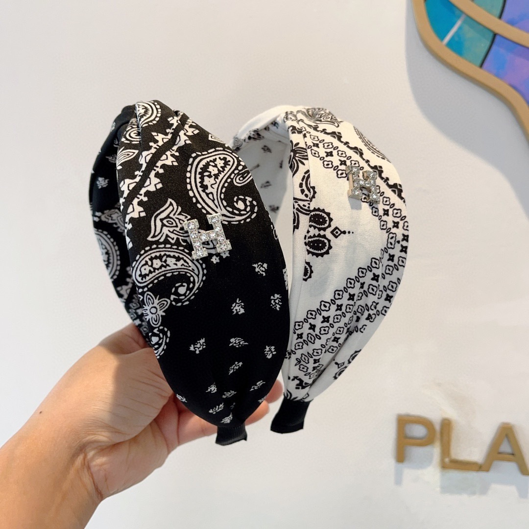 HERMES ヘルメス シルクヘッドバンド バンダナ柄 ブラック 全2色 - 画像 9