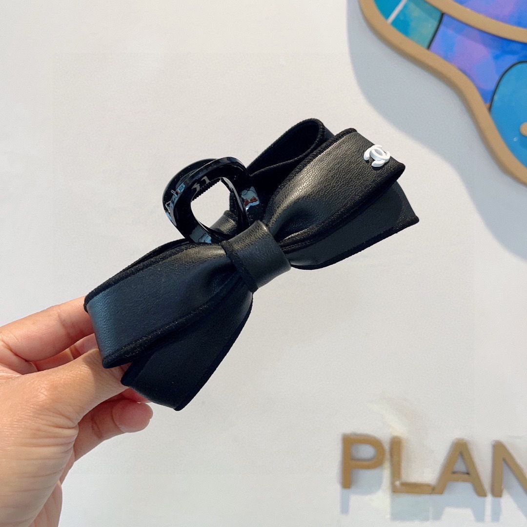 CHANEL シャネル ヘアクリップ フラットヘアアクセサリー 本革 ブラック ホワイト 全2色 - 画像 2