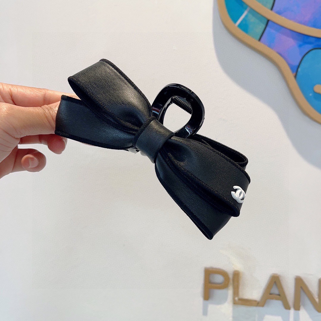 CHANEL シャネル ヘアクリップ フラットヘアアクセサリー 本革 ブラック ホワイト 全2色 - 画像 3