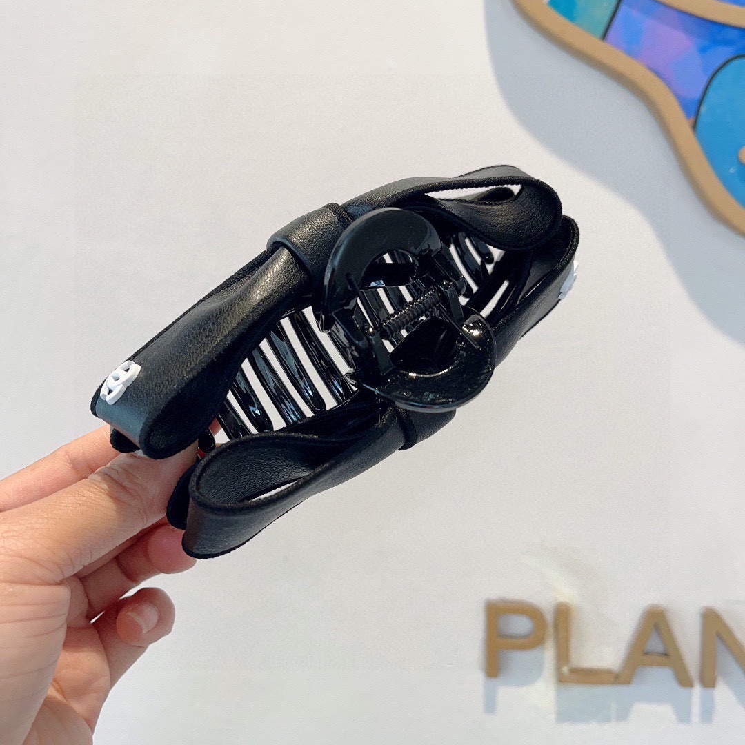 CHANEL シャネル ヘアクリップ フラットヘアアクセサリー 本革 ブラック ホワイト 全2色 - 画像 4