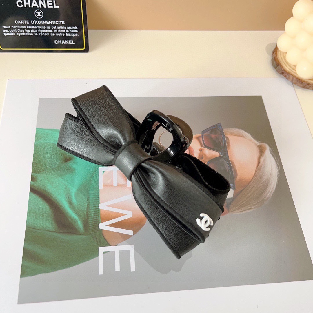 CHANEL シャネル ヘアクリップ フラットヘアアクセサリー 本革 ブラック ホワイト 全2色 - 画像 6