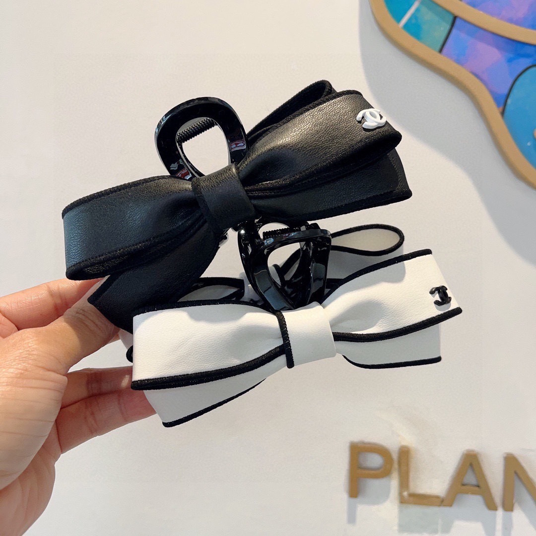 CHANEL シャネル ヘアクリップ フラットヘアアクセサリー 本革 ブラック ホワイト 全2色 - 画像 8