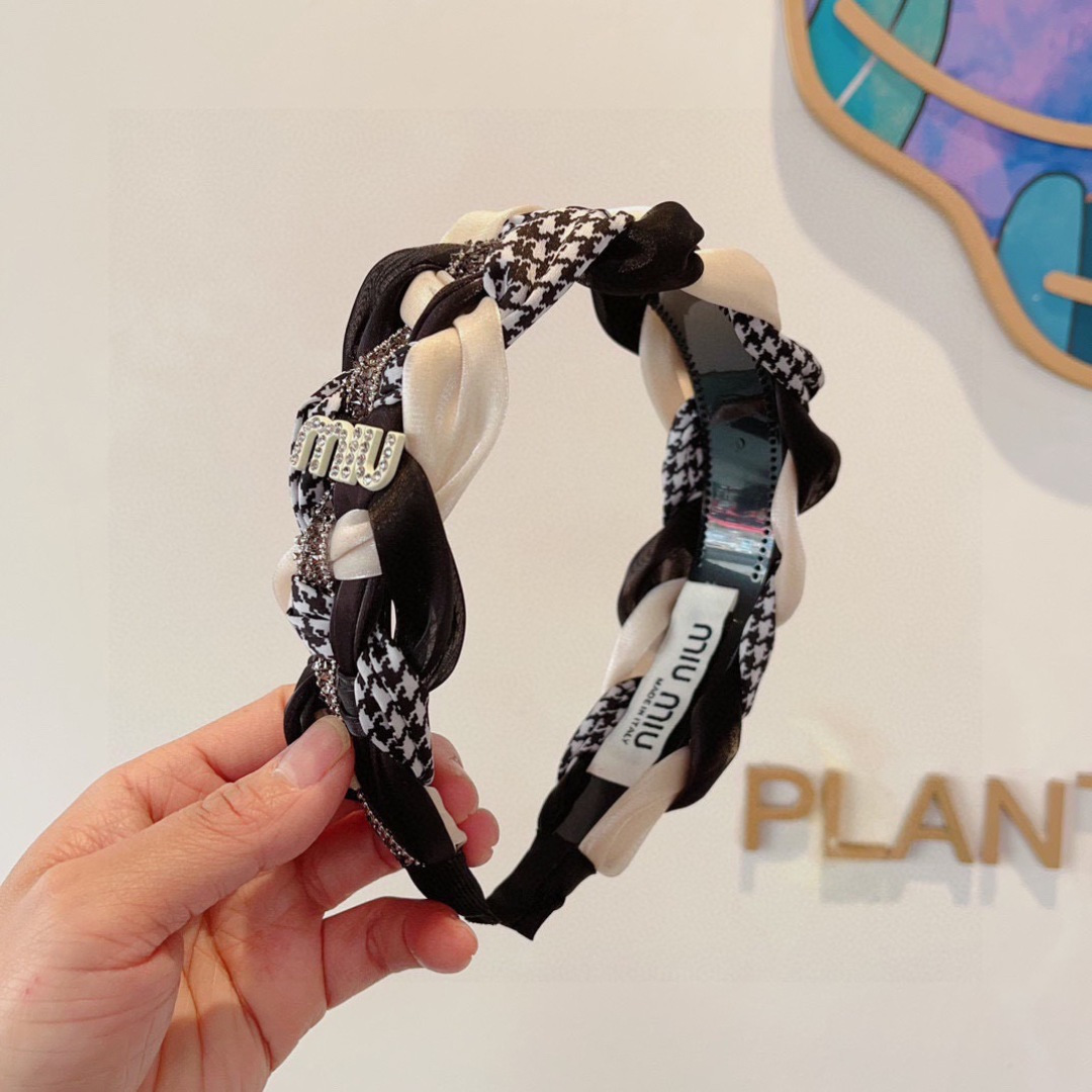 MIU MIU ミュウミュウ ヘアアクセサリー ブラック ホワイト チェック ブランドロゴ ファッション 9月 15日 23:03:26