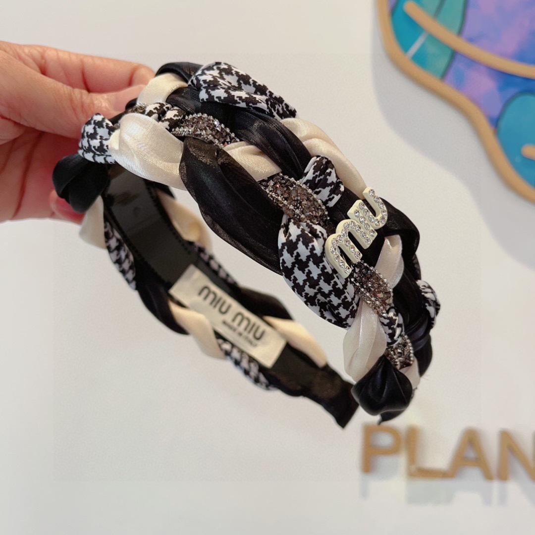 MIU MIU ミュウミュウ ヘアアクセサリー ブラック ホワイト チェック ブランドロゴ ファッション 9月 15日 23:03:26 - 画像 4