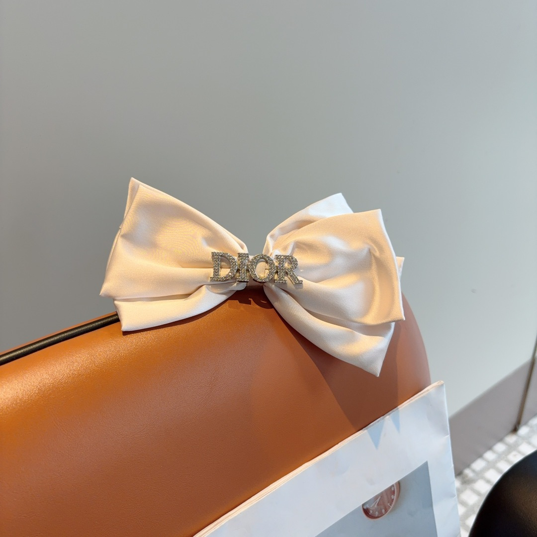 DIOR ディオール ヘアアクセサリー ヘアクリップ 本革 ブラック ホワイト シルク 全3色 - 画像 4