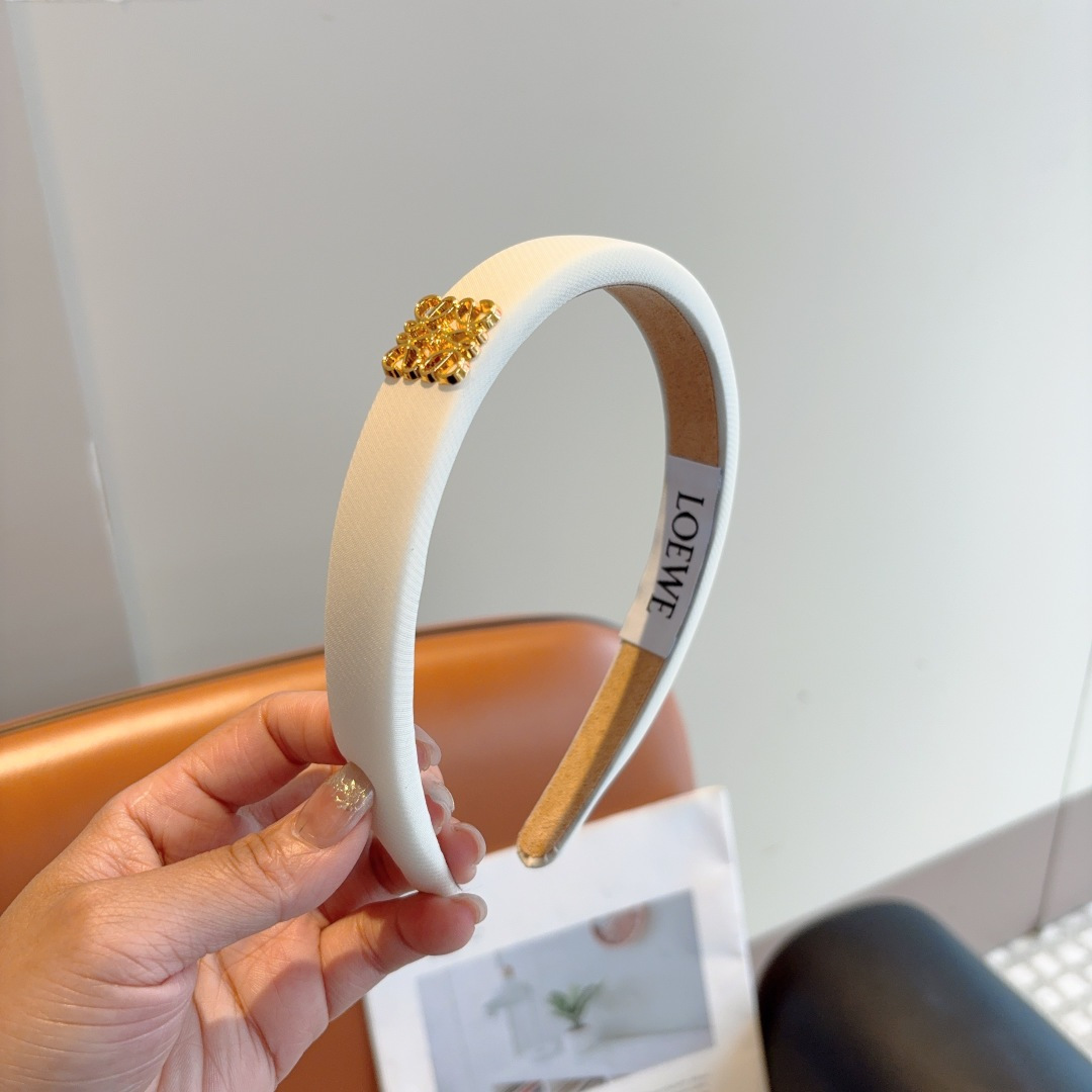 LOEWE ロエベ ヘアバンド 本革 通勤 通学 全2色