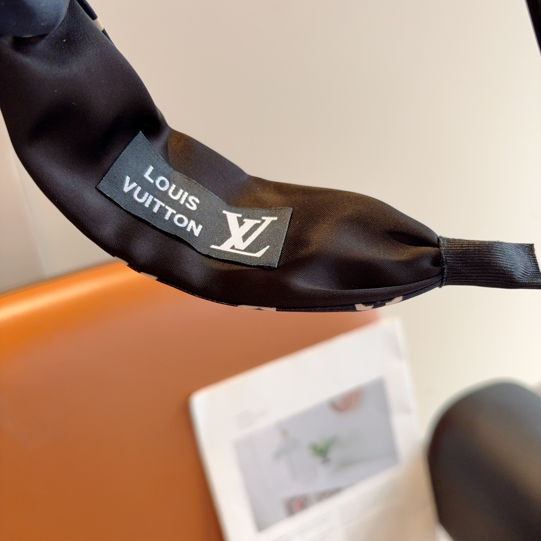 LOUIS VUITTON ルイヴィトン ヘアバンド 本革 通勤 ブラック - 画像 5