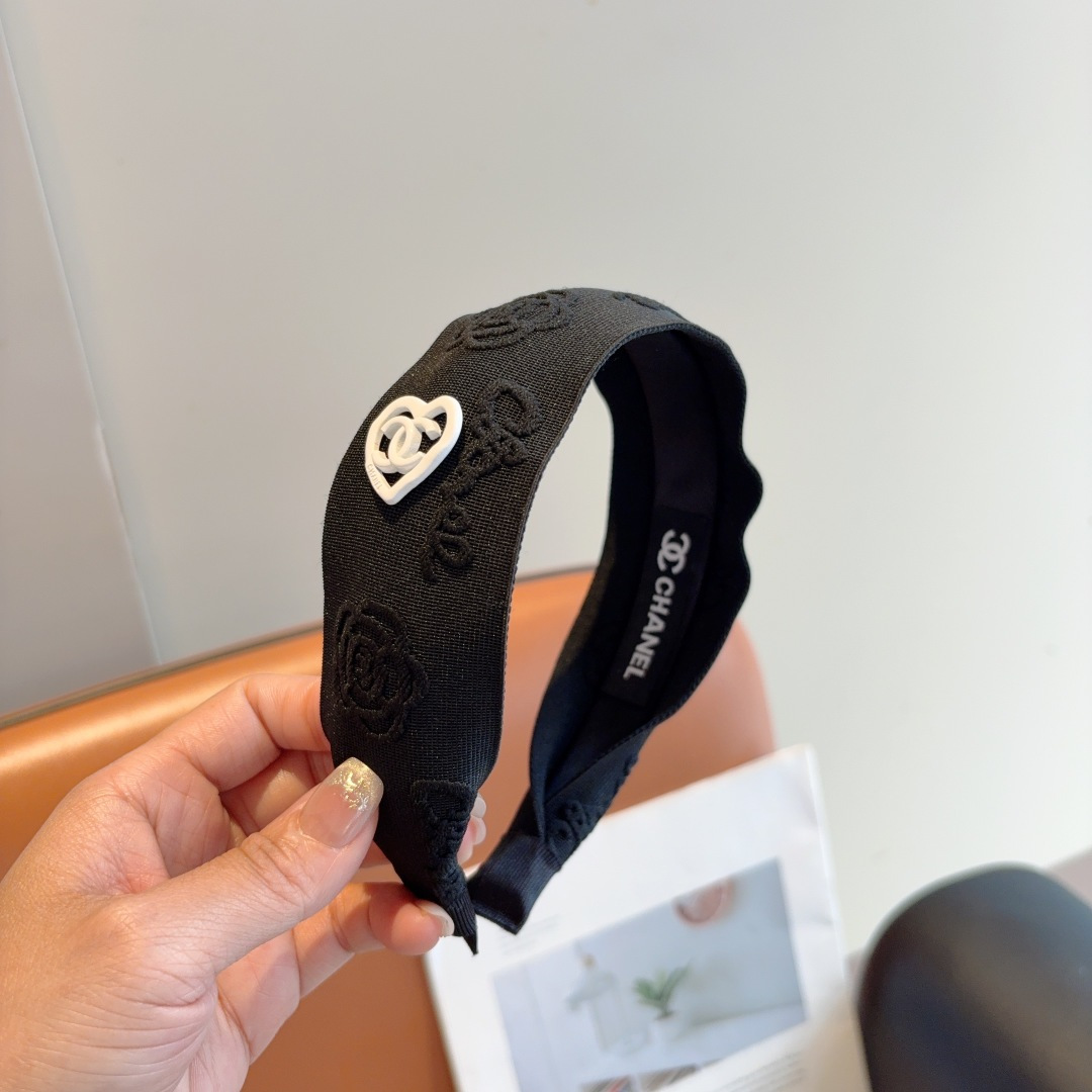 CHANEL シャネル ヘアバンド 本革 ローズ刺繍 全2色