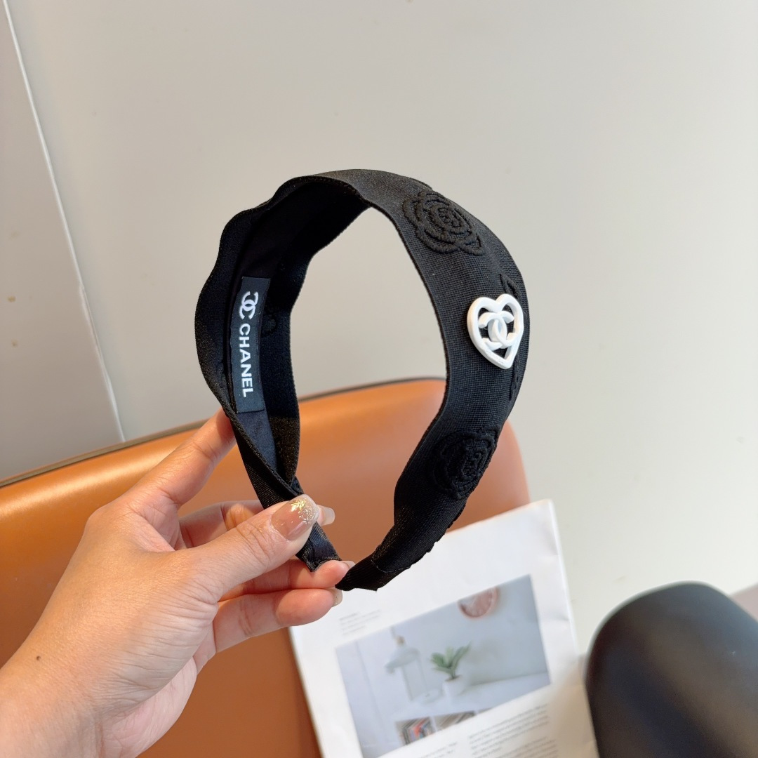 CHANEL シャネル ヘアバンド 本革 ローズ刺繍 全2色 - 画像 2