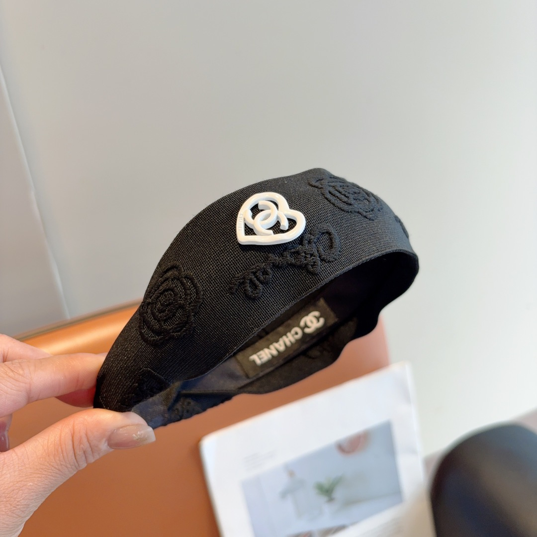 CHANEL シャネル ヘアバンド 本革 ローズ刺繍 全2色 - 画像 3