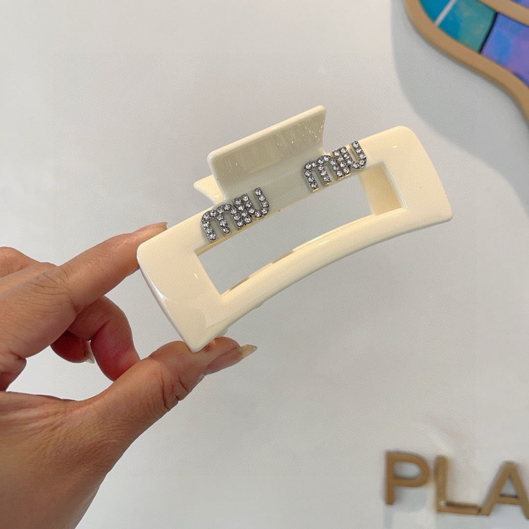 MIU MIU ミュウミュウ ヘアクリップ シルバーロゴ ホワイト 全1色