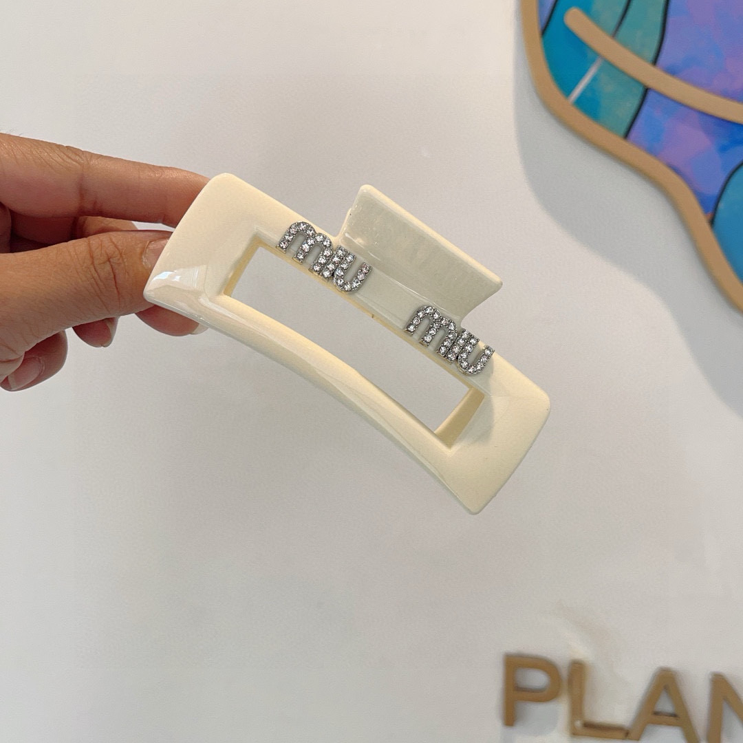 MIU MIU ミュウミュウ ヘアクリップ シルバーロゴ ホワイト 全1色 - 画像 2