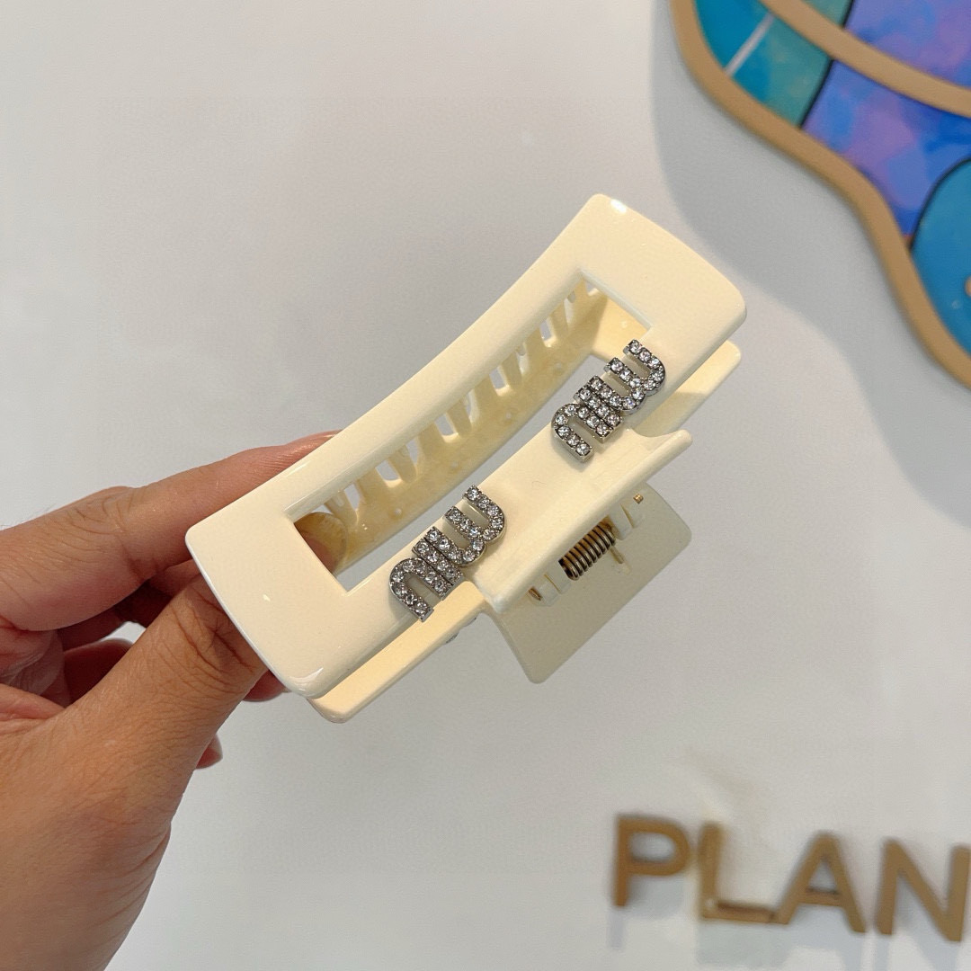 MIU MIU ミュウミュウ ヘアクリップ シルバーロゴ ホワイト 全1色 - 画像 4