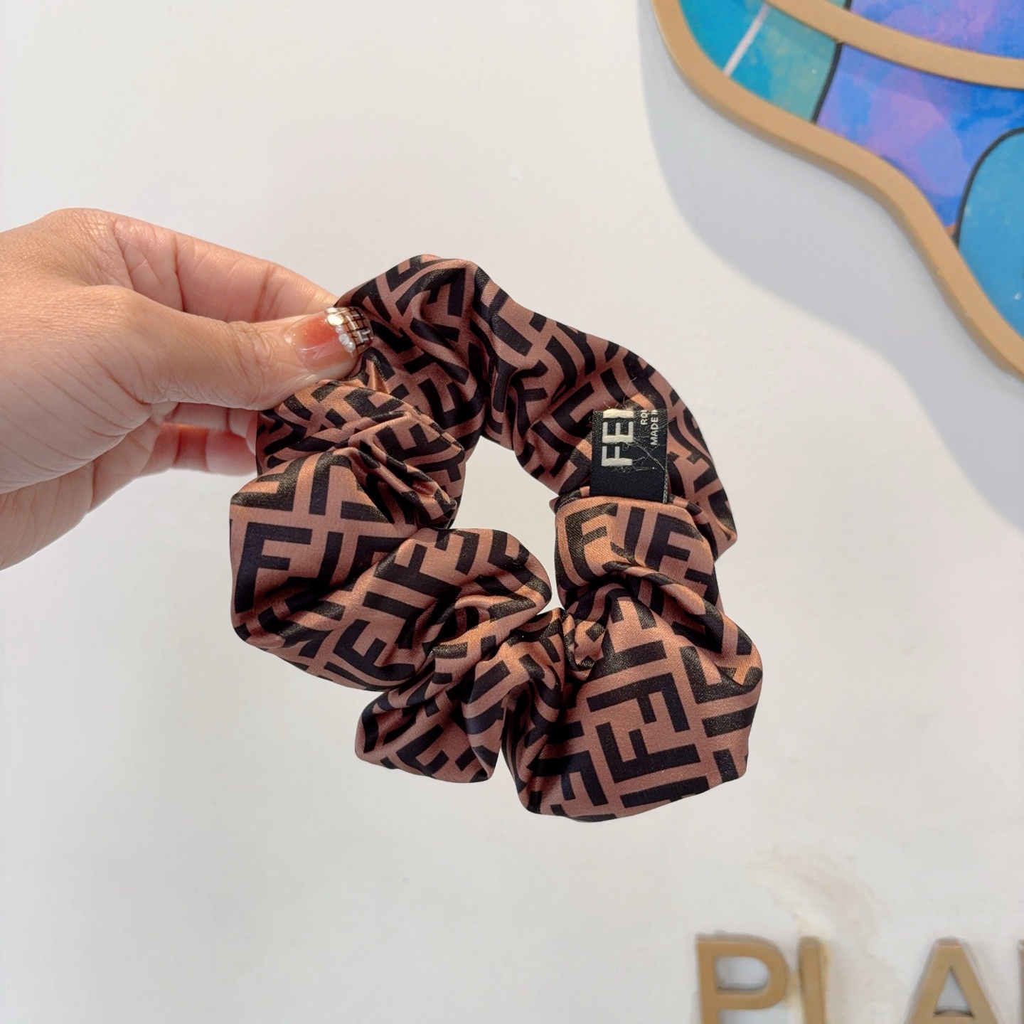 FENDI フェンディ ヘアアクセサリー フェンディ ロゴ ブラウン 全1色