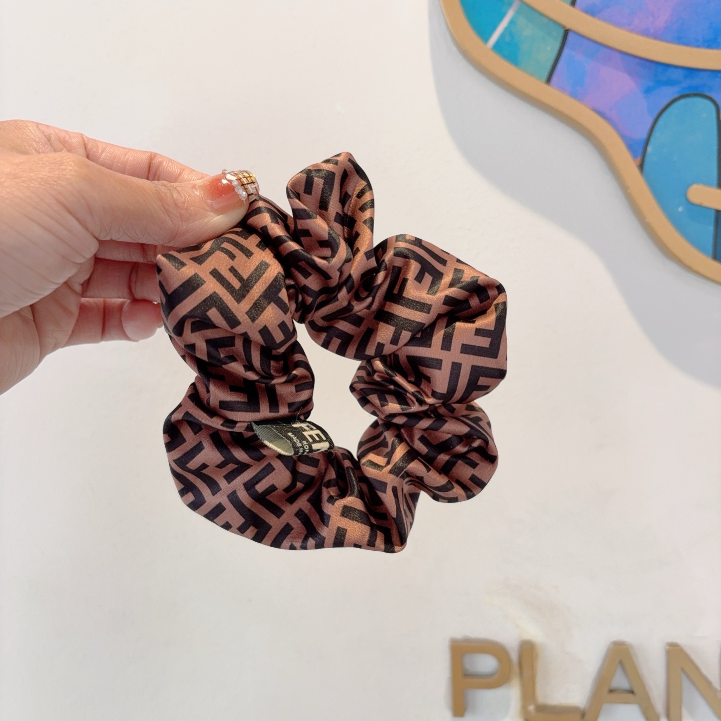 FENDI フェンディ ヘアアクセサリー フェンディ ロゴ ブラウン 全1色 - 画像 2