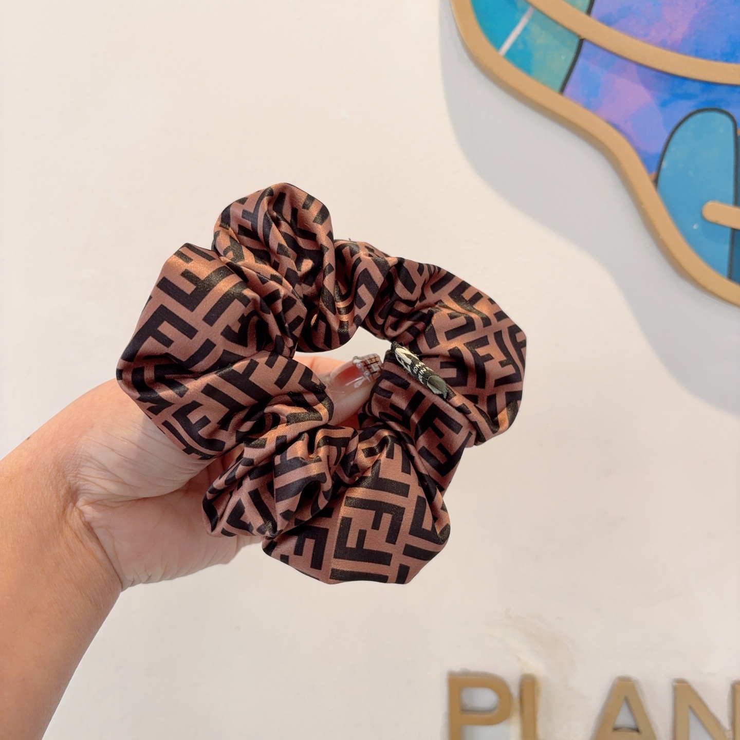 FENDI フェンディ ヘアアクセサリー フェンディ ロゴ ブラウン 全1色 - 画像 3